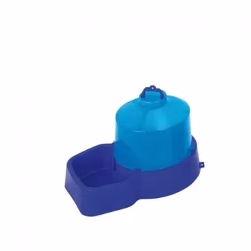 Bebedero de plastico con botellla